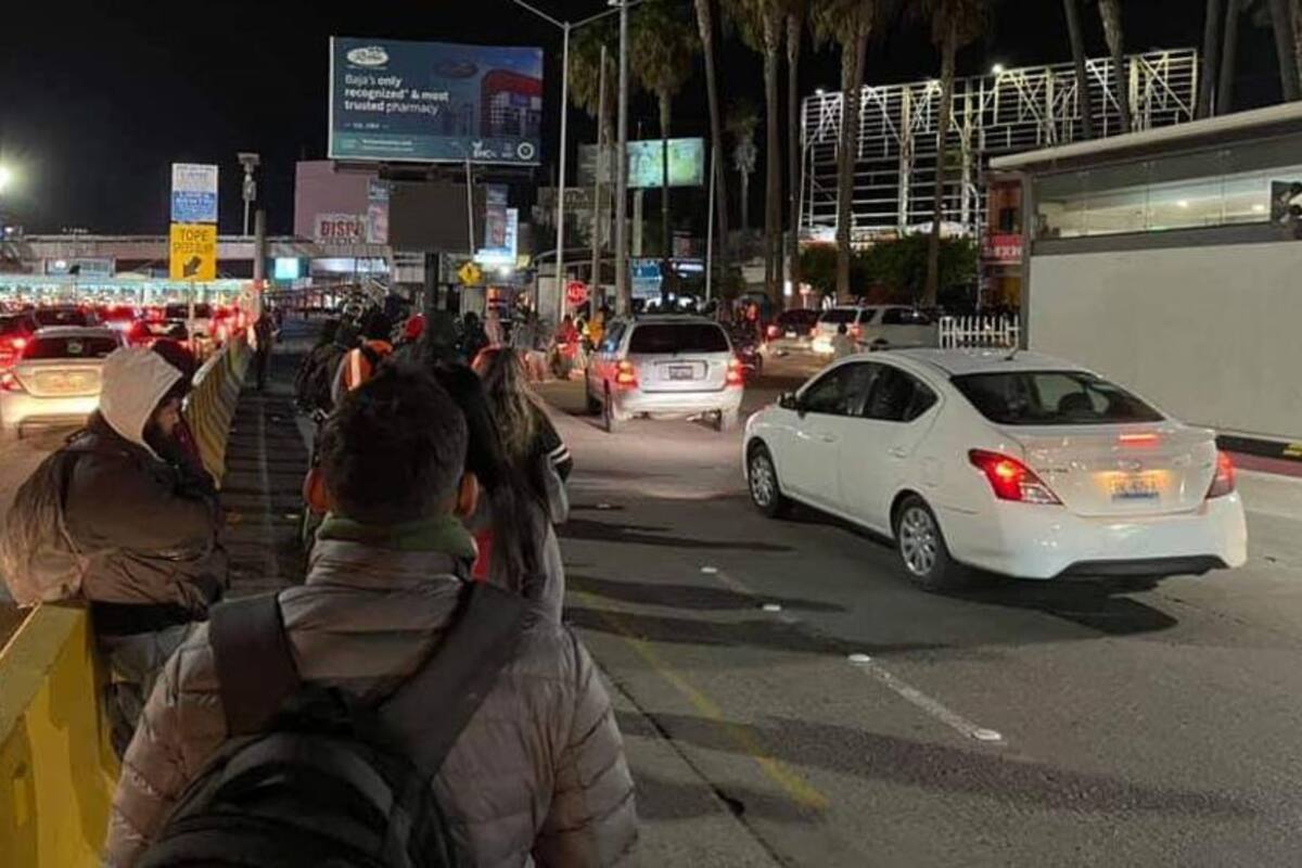 Largas filas para cruzar a Estados Unidos se registran desde este domingo