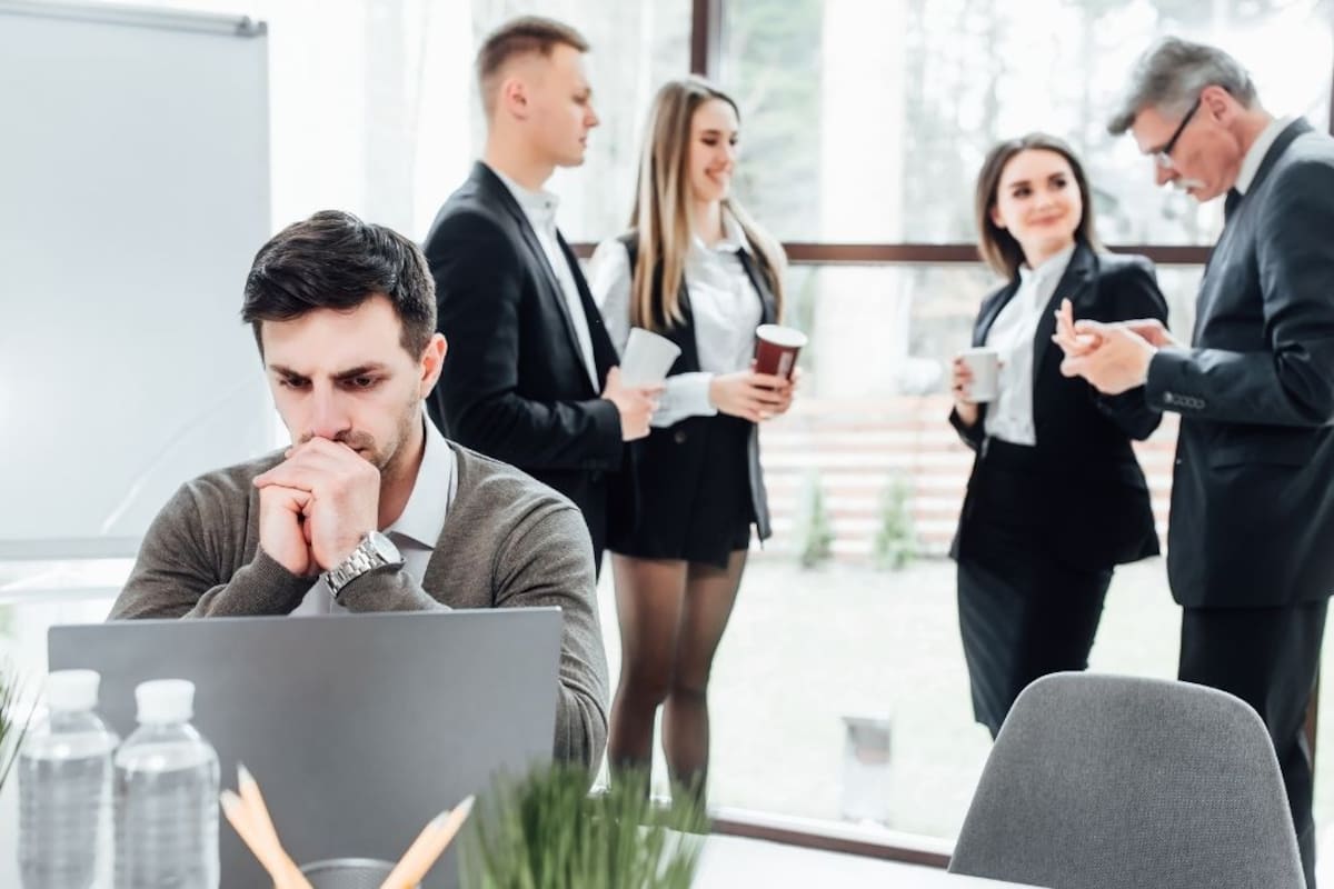 Qué es el mobbing laboral y cómo identificar las señales sutiles de este acoso psicológico que daña la salud de los trabajadores