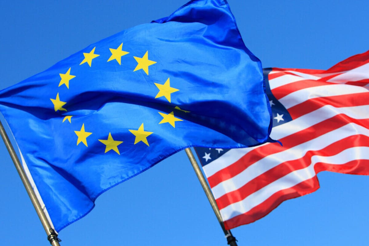 ARCHIVO. Bandera de la Unión Europea junto a la de Estados Unidos. | BANCO DIGITAL GH
