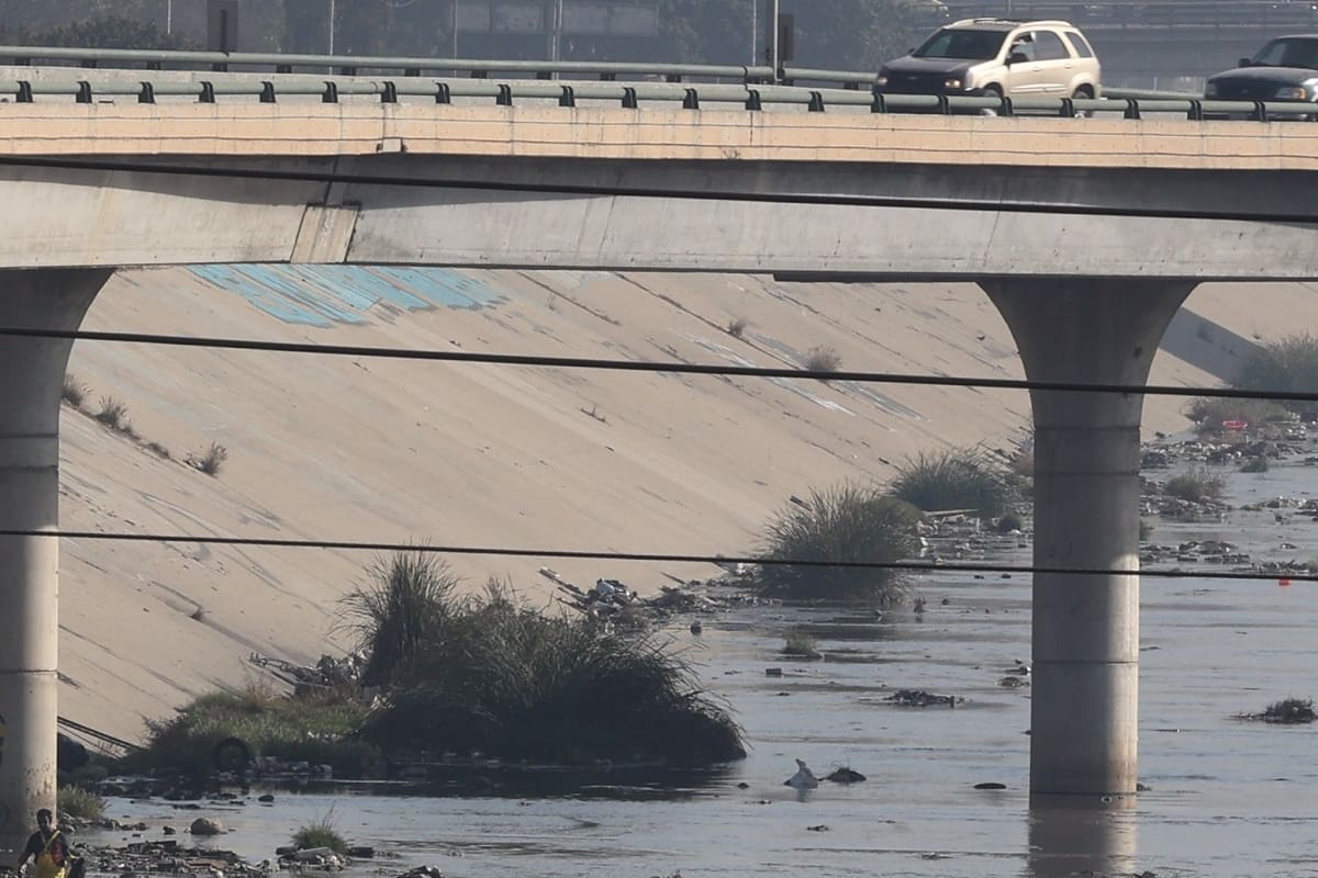 Conagua realiza 17 obras para sanear el río Tijuana; construyen 24 km de colectores