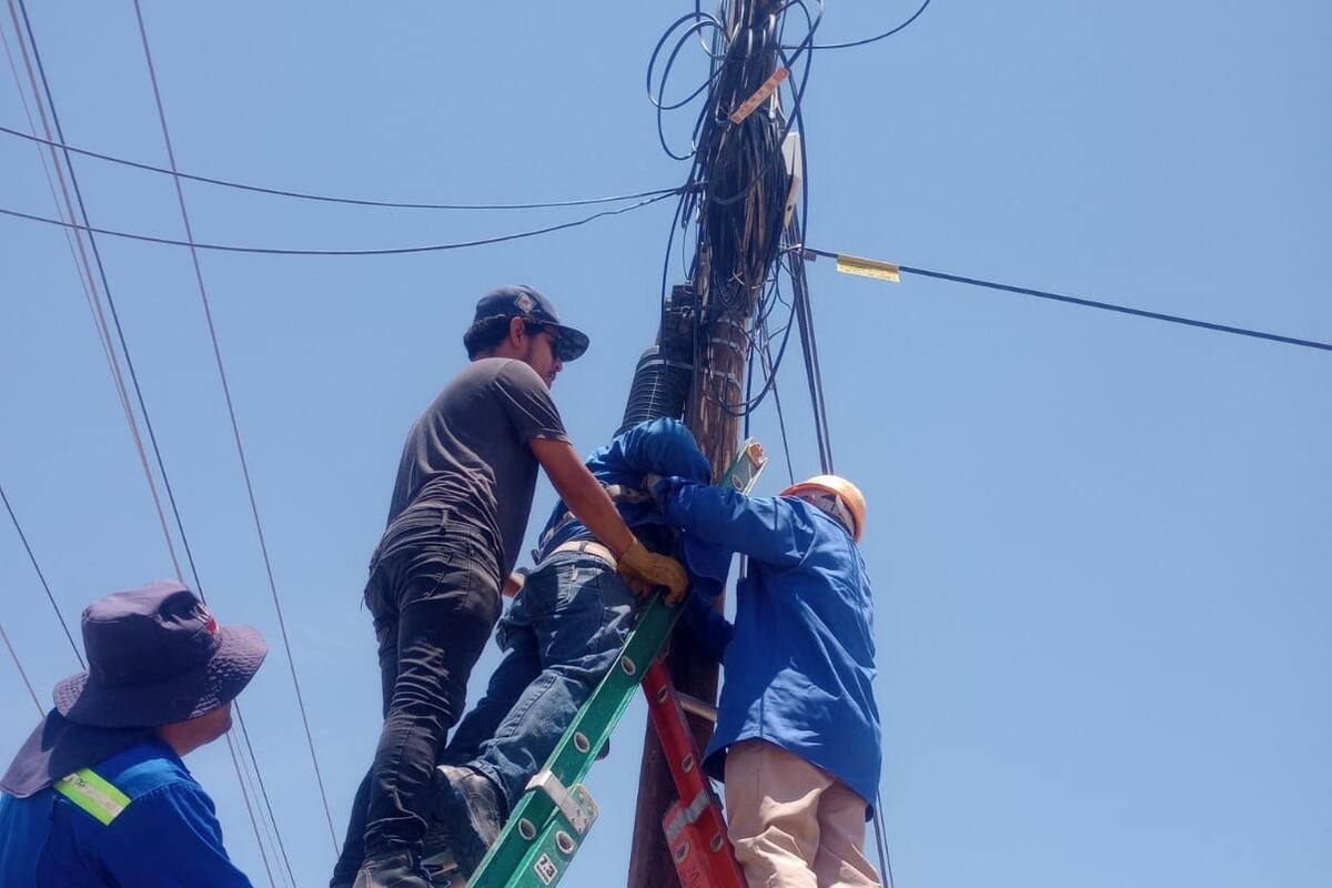 Hombre recibe descarga eléctrica