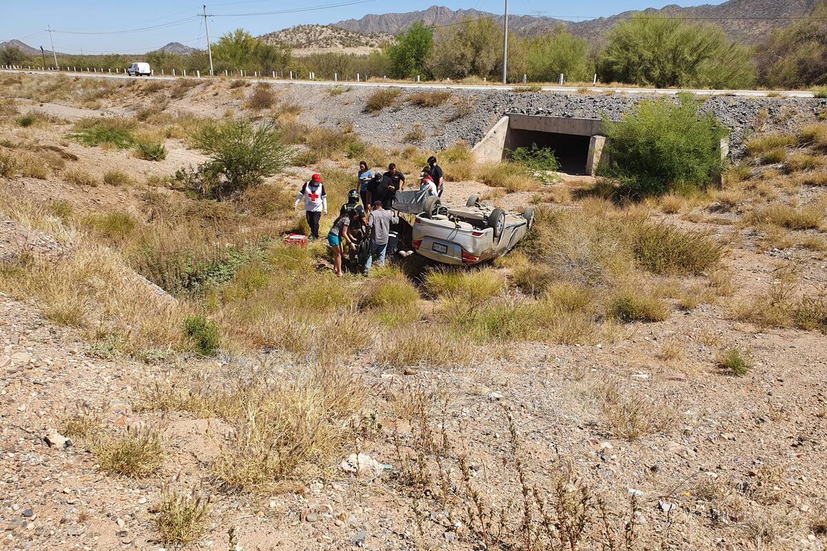 Mujer resulta herida en volcamiento