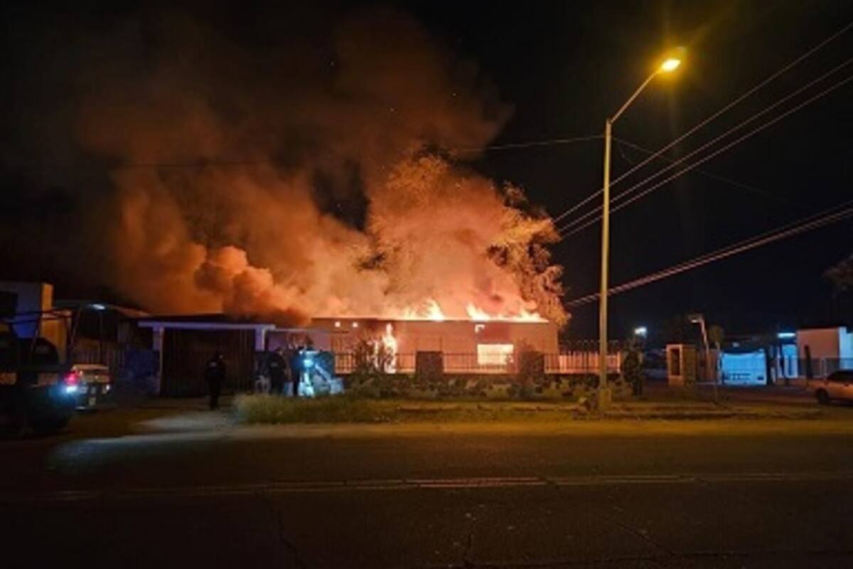 Incendio en casa abandonada afecta a dos viviendas habitadas en San Luis Río Colorado