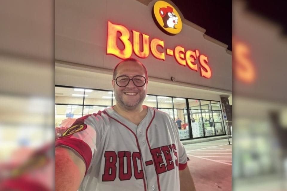 José Ramón López Beltrán, hijo del expresidente Andrés Manuel López Obrador, compartió una fotografía desde una tienda en Estados Unidos, días después de que se conociera la revocación de la visa de su hermano, Andrés Manuel “Andy” López Beltrán. | Crédito: Especial.