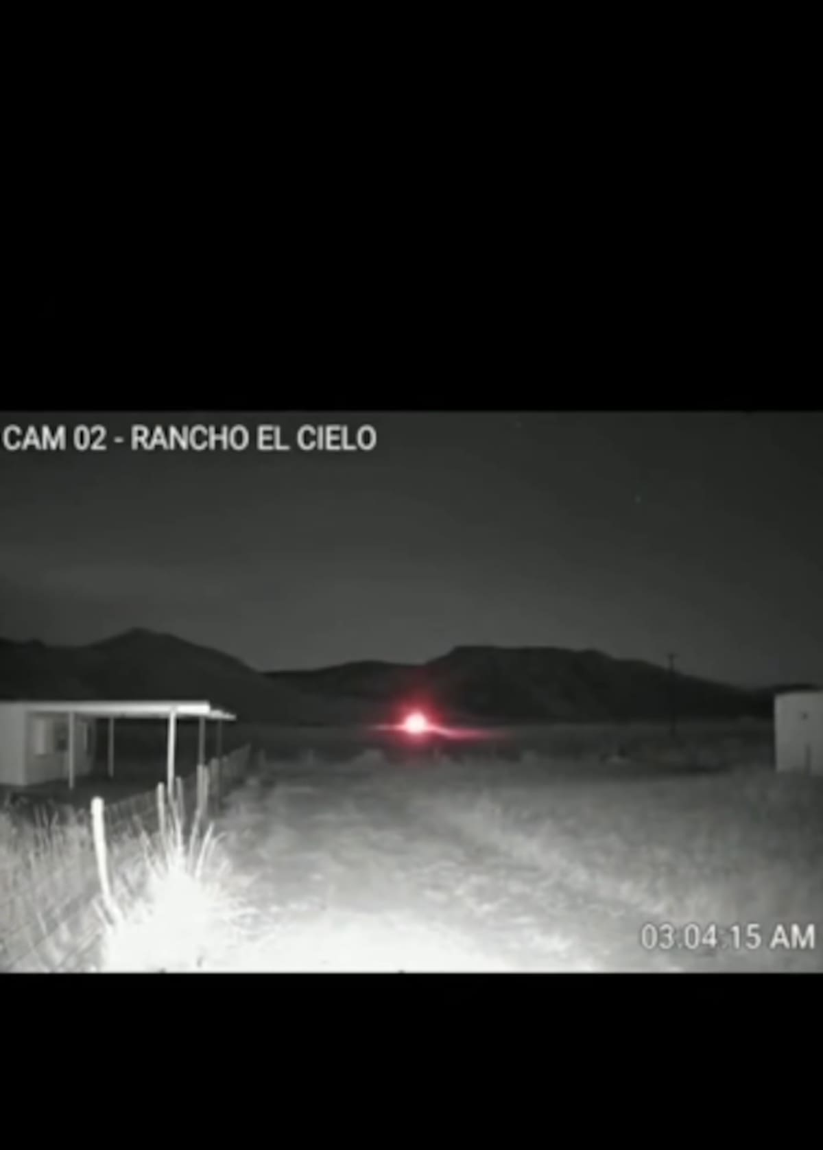 “El Bronco” capta luces en forma de bola de fuego sobre cerros de Nuevo León. | Captura de pantalla