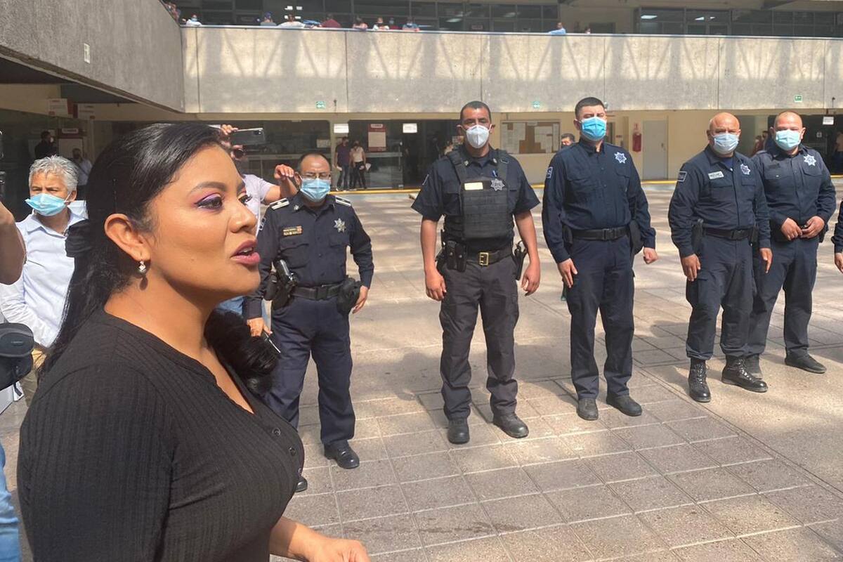 Montserrat Caballero respalda a policías municipales que cuidan Palacio Municipal