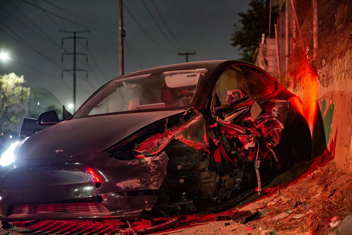 Conductor de Tesla se impacta en Libramiento Rosas Magallón