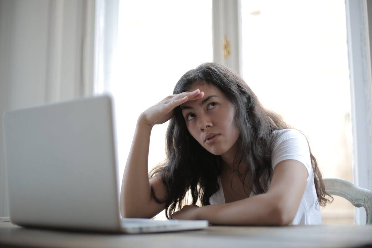 Los jóvenes mencionaron los tres factores que consideran al elegir un empleo son salario competitivo, horario y días laborales y crecimiento profesional