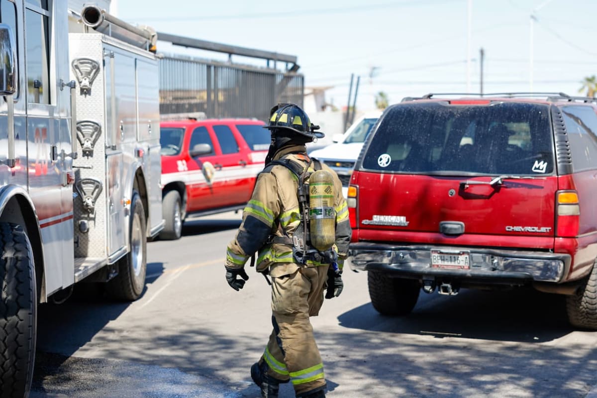 Cae cable de CFE sobre techo de casa y provoca conato de incendio