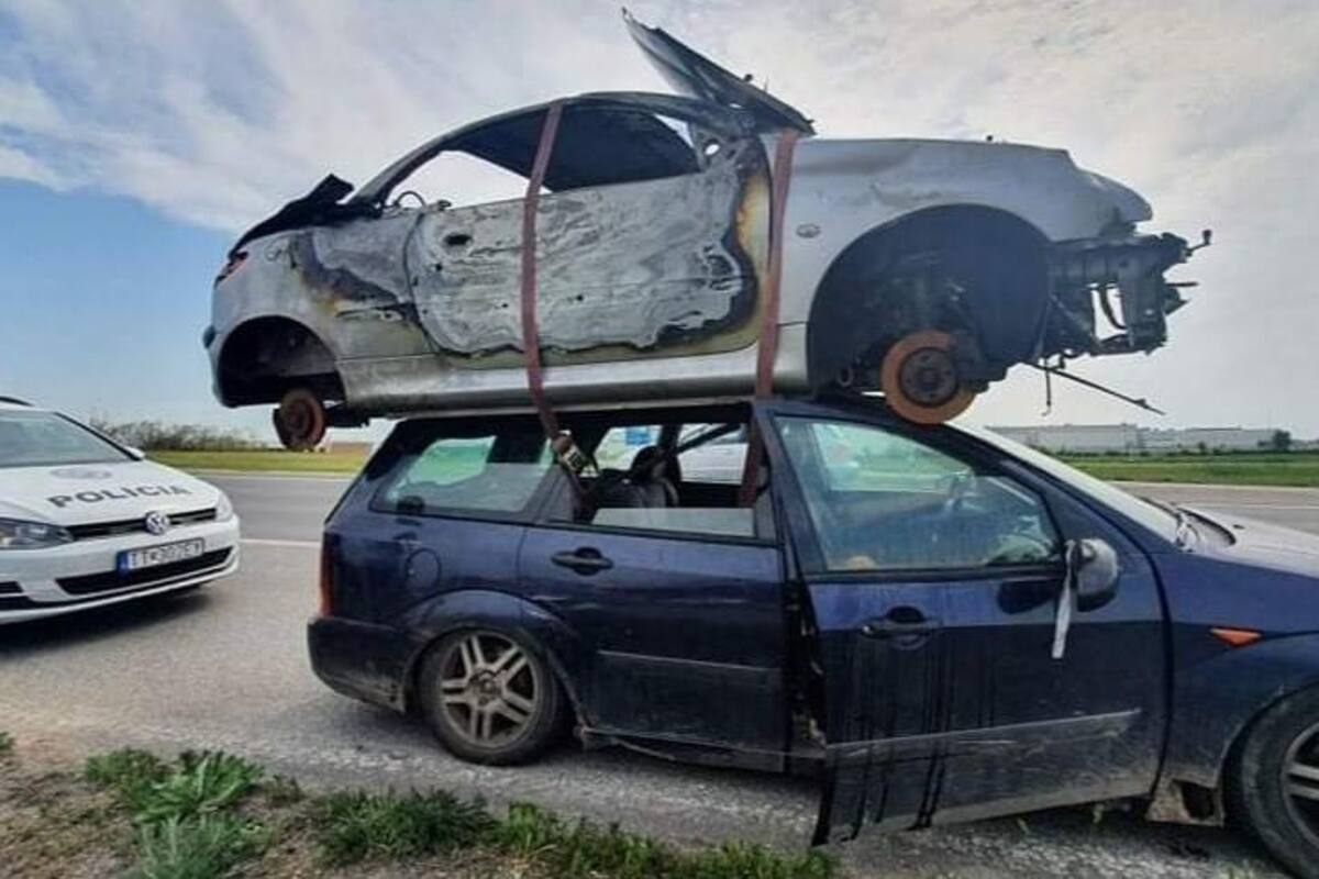 Detienen a hombre en Eslovaquia por llevar un auto arriba de su auto