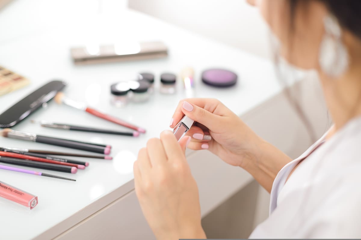 ¿Qué pasa si compartes tu kit de maquillaje? Aunque sea por una buena causa, los expertos expresan rotundamente que no lo hagas