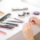 ¿Qué pasa si compartes tu kit de maquillaje? Aunque sea por una buena causa, los expertos expresan rotundamente que no lo hagas