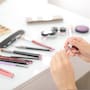 ¿Qué pasa si compartes tu kit de maquillaje? Aunque sea por una buena causa, los expertos expresan rotundamente que no lo hagas