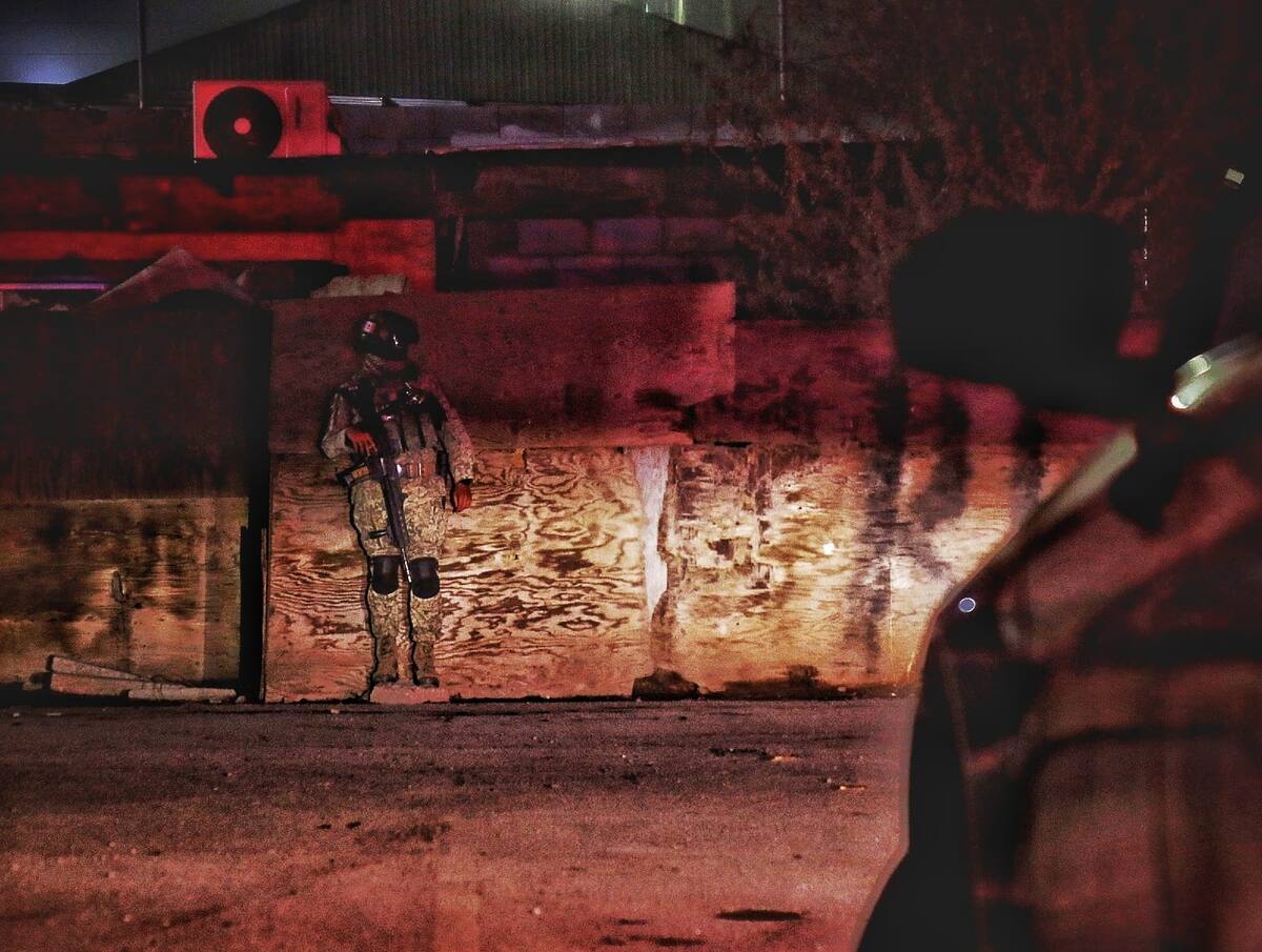 Un militar vigila el perímetro de una escena del crimen, donde un hombre fue acribillado en la colonia Francisco I. Madero. El cuerpo quedó a bordo de su auto, junto a una pistola. (Foto: Saúl Martínez)