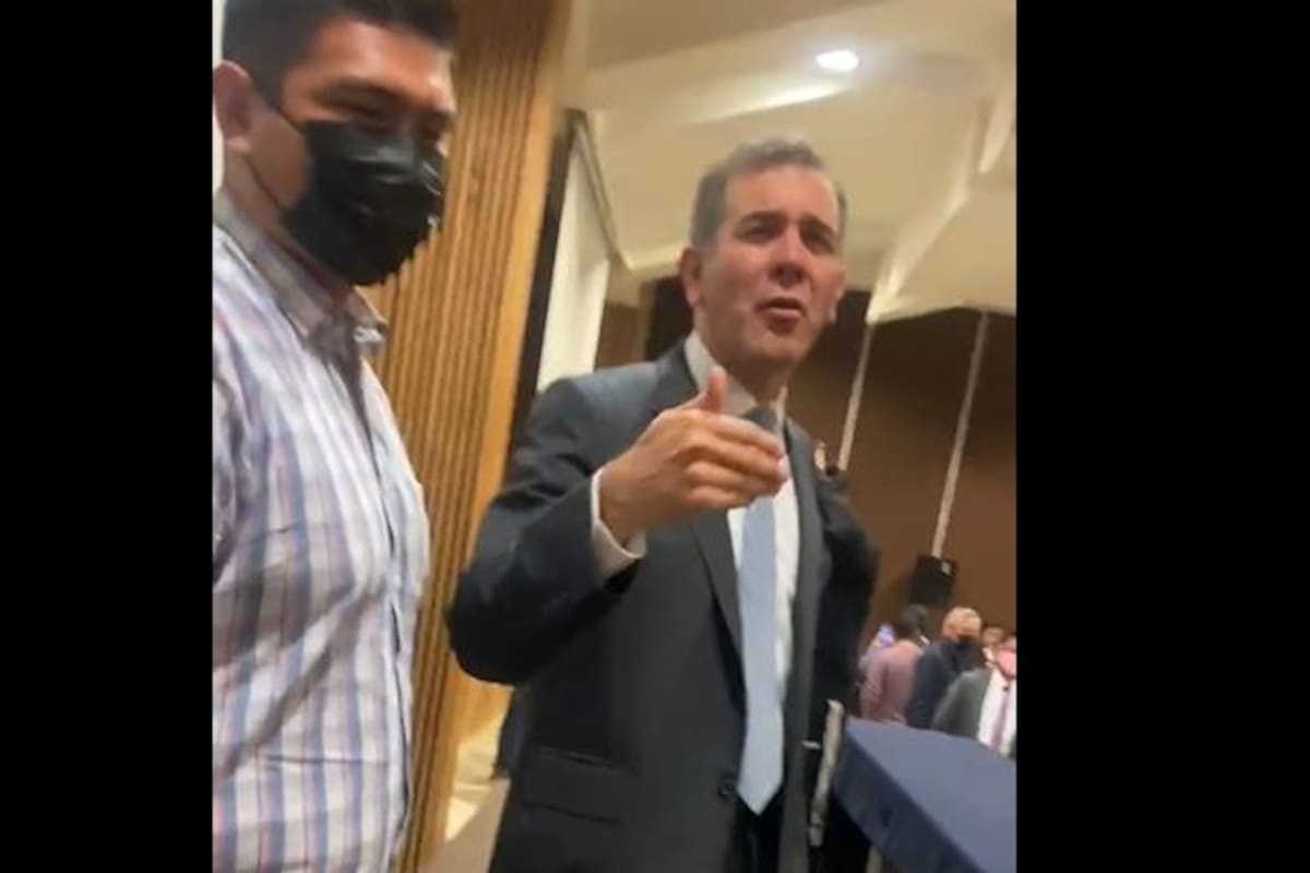INE: Llaman racista a Lorenzo Córdova y le dicen que no es bienvenido en la UNAM