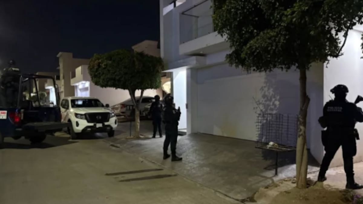 Aseguran casa con armamento de alto poder y vehículo blindado en Culiacán