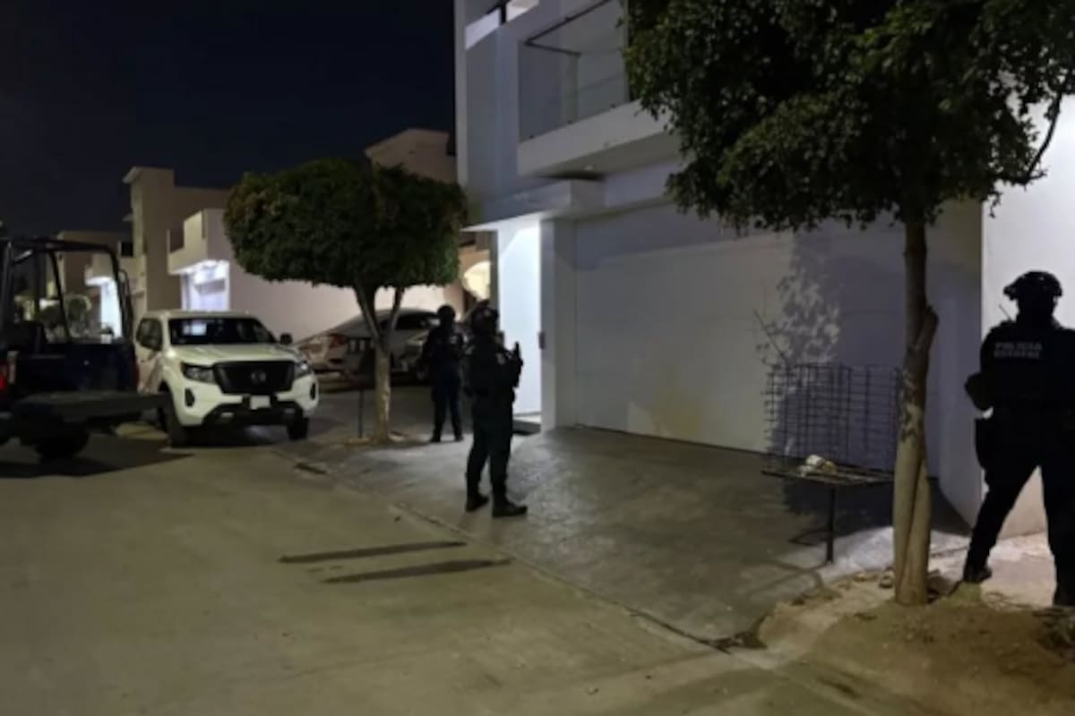 Aseguran casa con armamento de alto poder y vehículo blindado en Culiacán