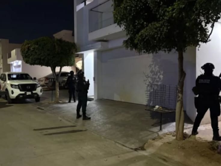 Aseguran casa con armamento de alto poder y vehículo blindado en Culiacán