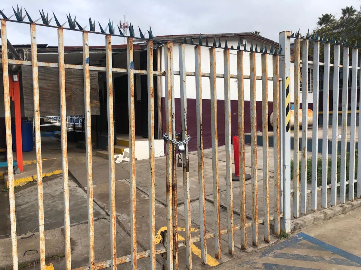 Los padres de familia colocaron primero candados en la puerta del plantel educativo