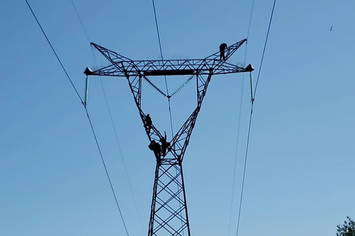 Hombre amenaza con lanzarse de torre de alta tensión de CFE en Guaymas