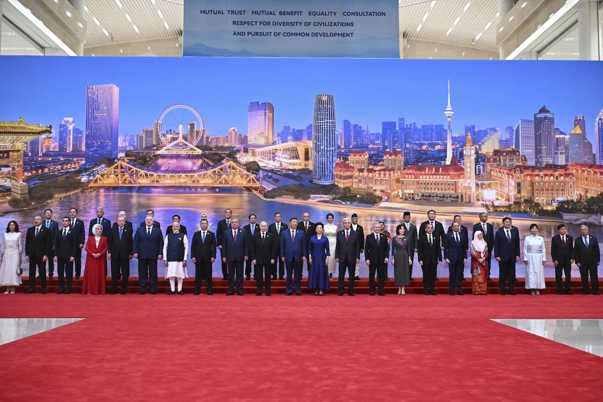 El presidente ruso, Vladimir Putin (centro-izquierda), el presidente chino, Xi Jinping (centro), y su esposa, Peng Liyuan (centro-derecha), posan para una foto con otros líderes durante una ceremonia de bienvenida a los jefes de Estado de la cumbre de la Organización de Cooperación de Shanghái (OCS) en Tianjin, China, el domingo 31 de agosto de 2025. | Crédito: Sergei Bobylev, Sputnik, Kremlin Pool Photo vía AP