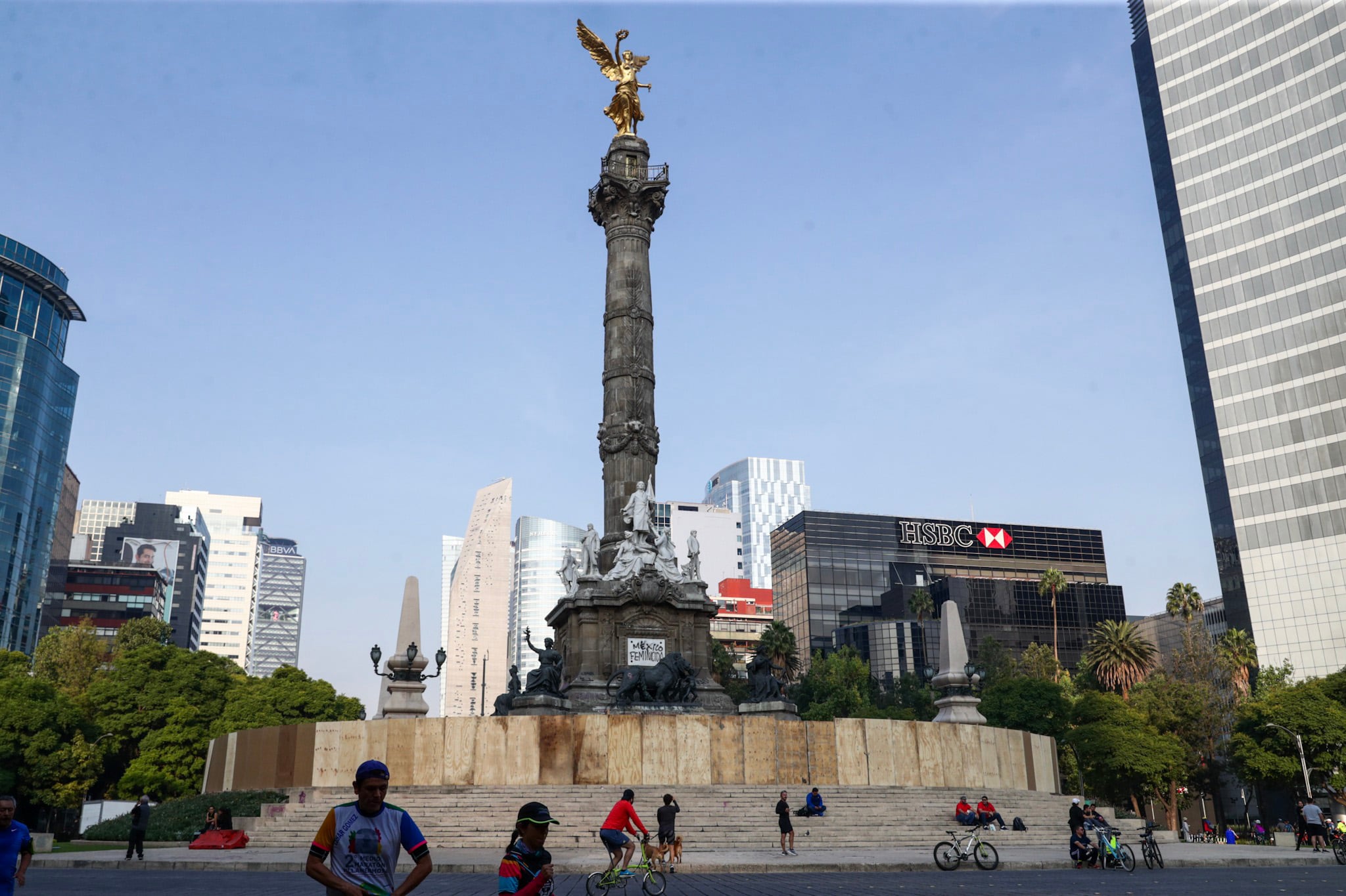 EUM20190818SOC07.JPG CIUDAD DE MÉXICO. City/CDMX-Ángel.- 18 de agosto de 2019. Aspectos del Ángel de la Independencia que fue cubierto con tablas de madera luego de que fue vandalizado el viernes 16 de agosto durante las manifestaciones de grupos feministas. Foto: Agencia EL UNIVERSAL/Diego Simón Sánchez/EELG
