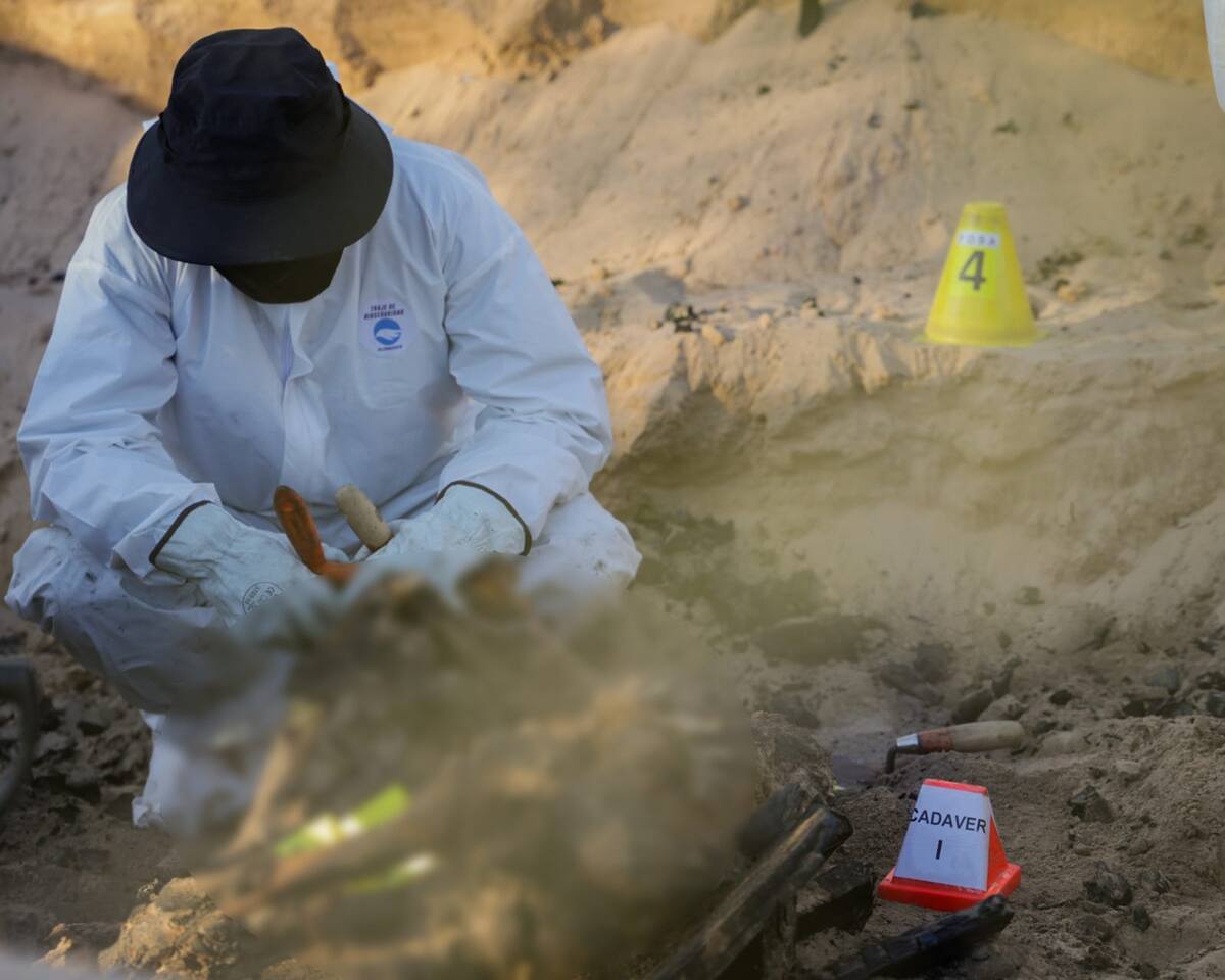 Peritos continúan con la revisión de fosas clandestinas encontradas en la colonia Miguel Alemán, en el valle de Mexicali, donde han sido localizados 11 cuerpos. (Foto: Javier Gallegos)