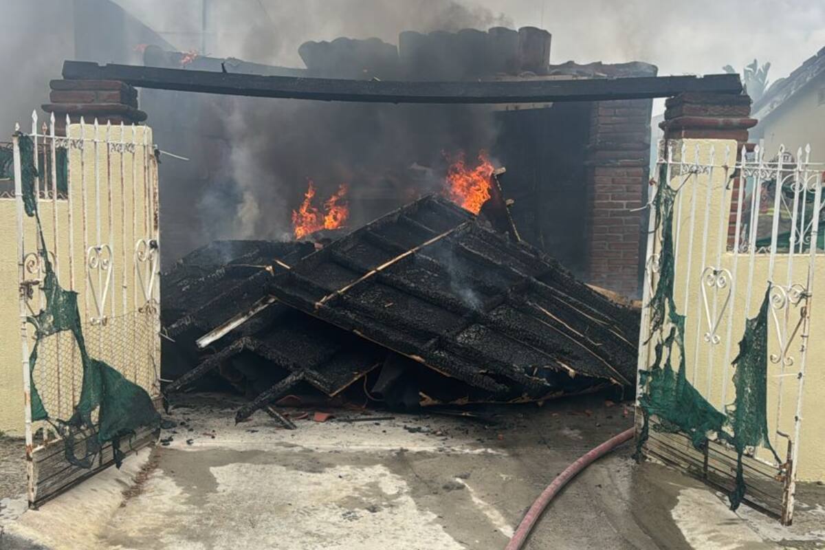 Se incendia un carro dentro del garaje de una casa