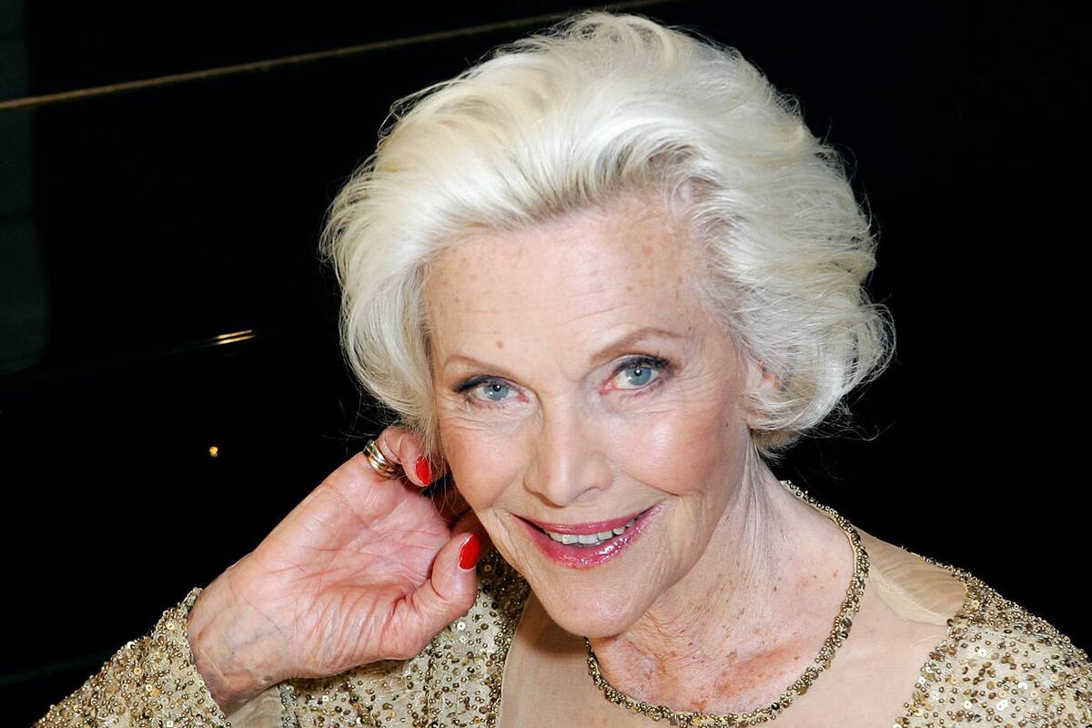 Muere la legendaria 'chica Bond' Honor Blackman