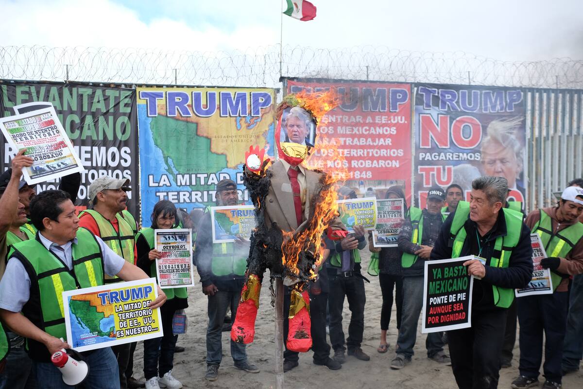 Queman piñata de Donald Trump en muro fronterizo