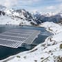 Un lago suizo se vacía hasta 15 metros y deja al descubierto 1,400 paneles solares, que fueron instalados sobre una plataforma capaz de volver a flotar cuando regresa el agua
