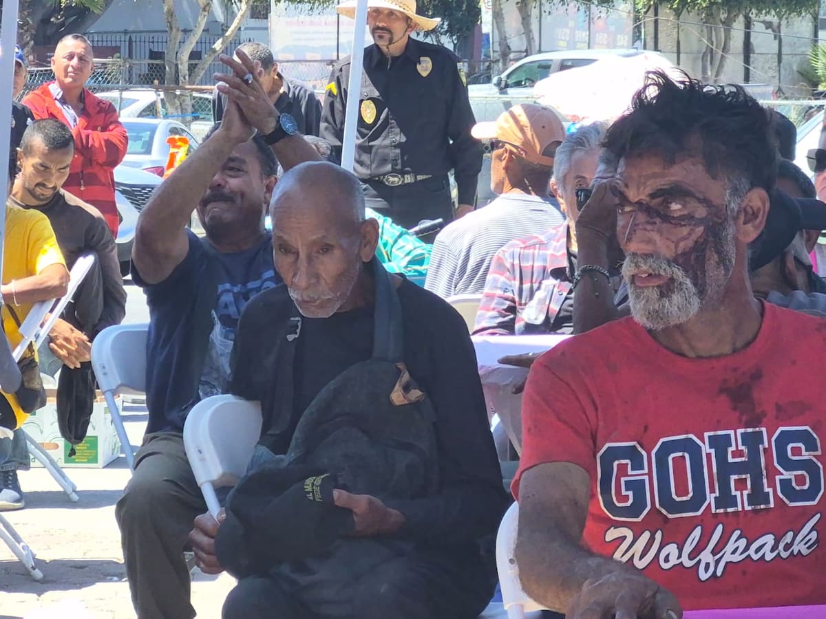 Personas participan en las actividades de la Embajada Internacional de Dios en las inmediaciones de la canalización del Río Tijuana. Foto: Khennia Reyes