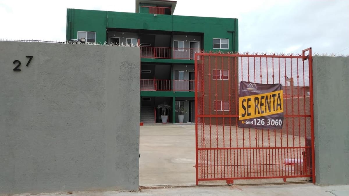 Cartulinas con amenazas y una muñeca de trapo tipo vudú fueron colocadas en la reja de unos departamentos en la colonia Villa del Mar. Foto: Carmen Gutierrez