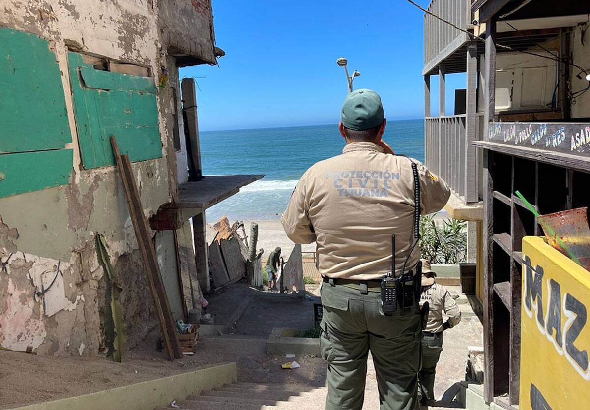 Recorrido por comercios en la zona del malecón de Playas de Tijuana.