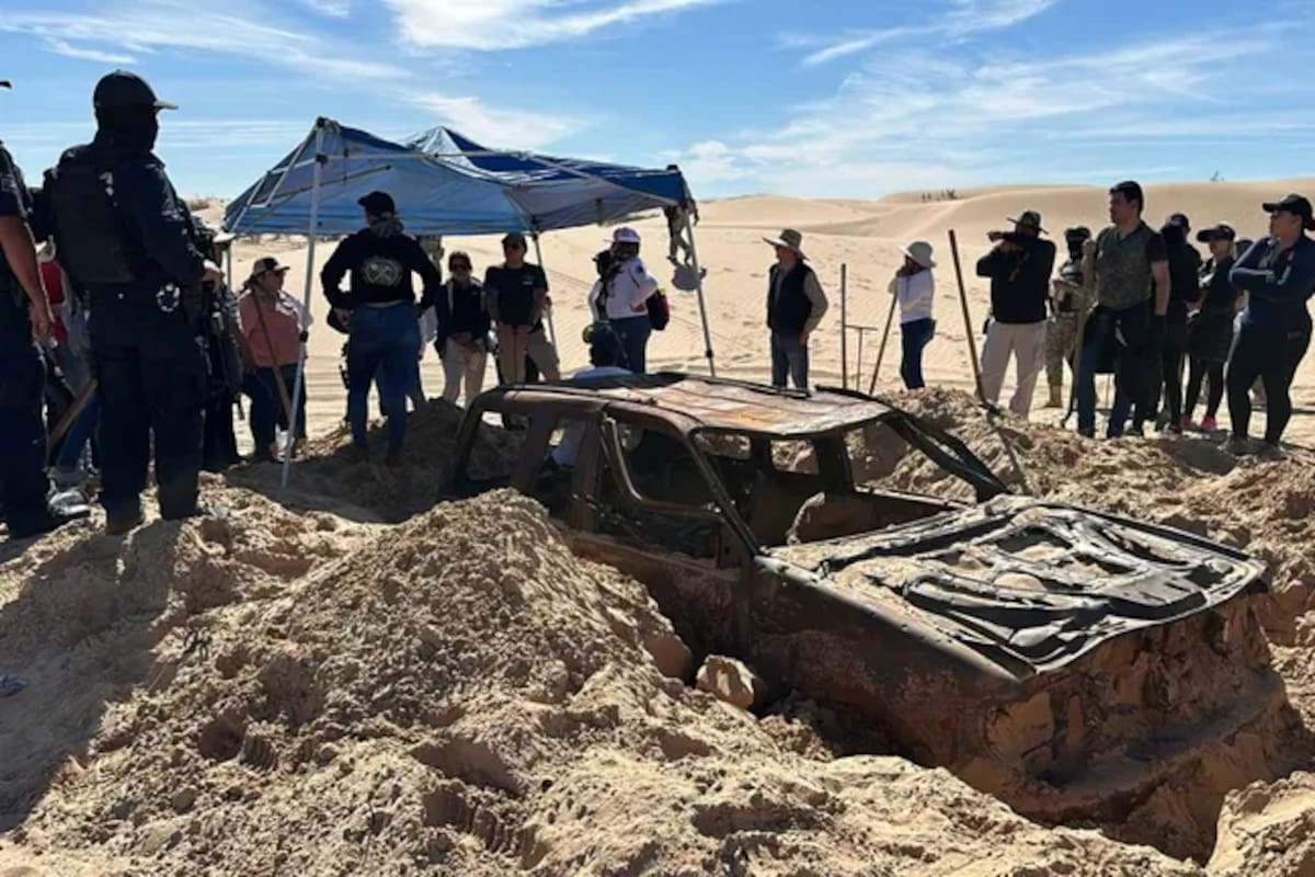 Hallan dos camionetas y restos humanos enterrados en desierto de Cuervitos