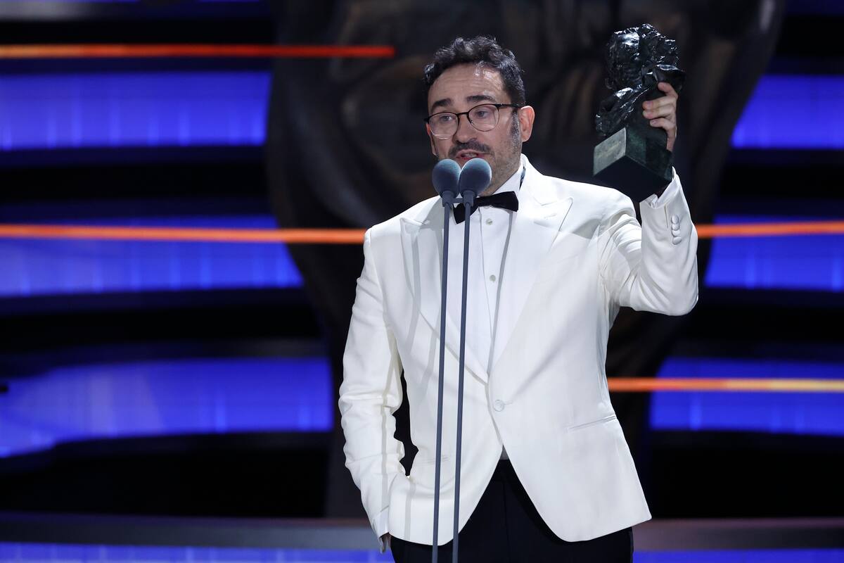 J.A. Bayona recibe el Premio Goya 2024 a Mejor Dirección por “La Sociedad de la Nieve”