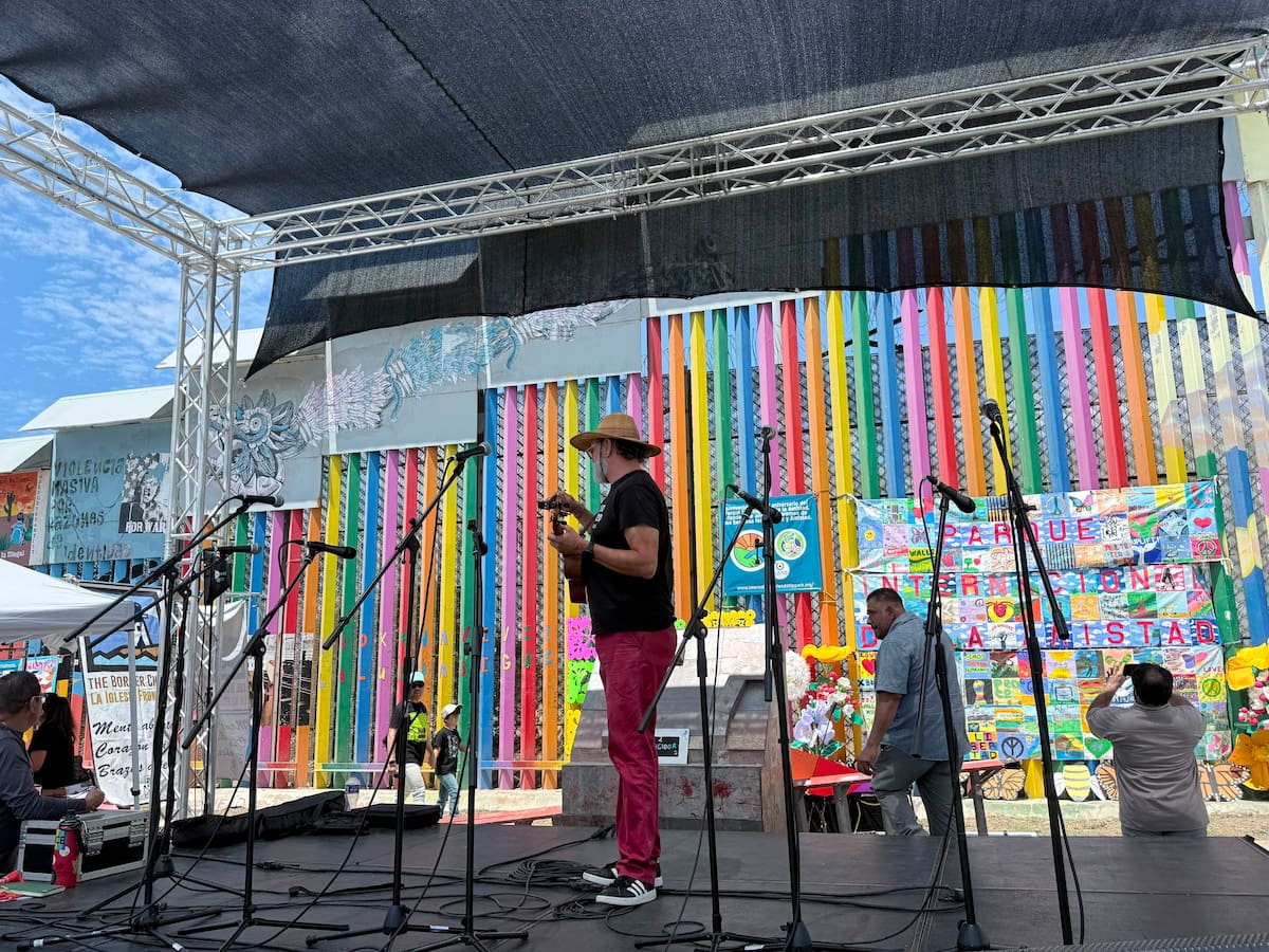 El escenario instalado en el Parque de la Amistad donde se llevarán a cabo las presentaciones artísticas por el 55 aniversario del espacio. Foto: Michelle Castillo