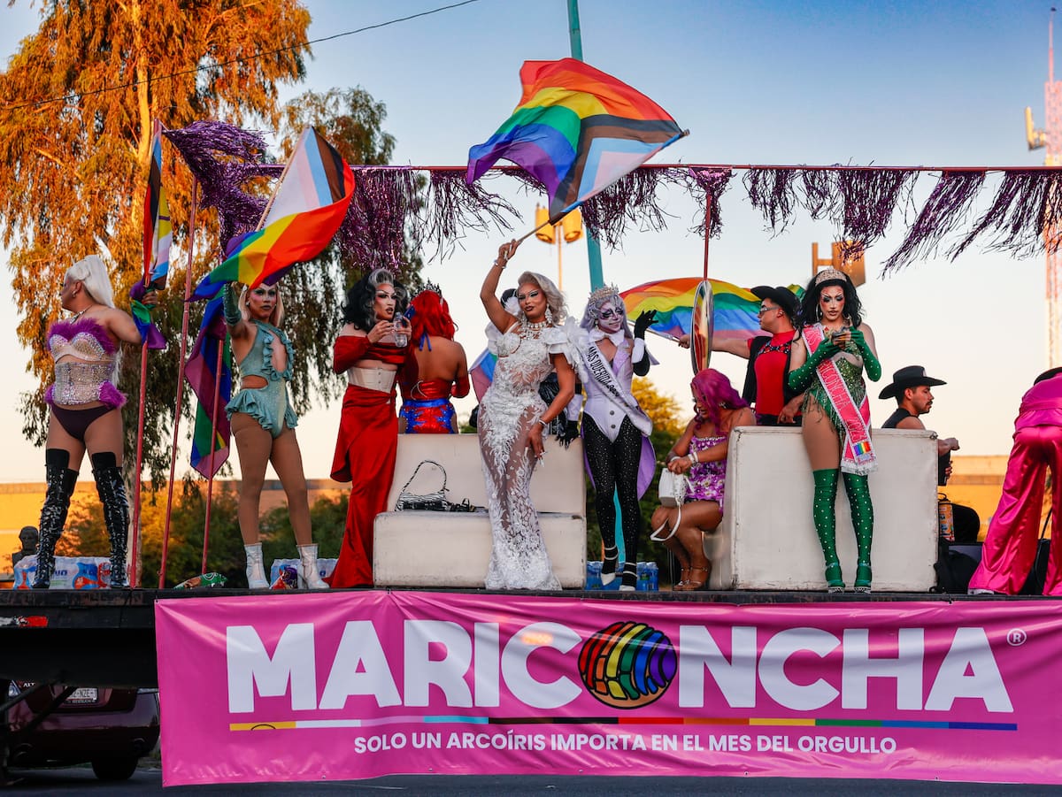 Participantes recorren calles de Mexicali durante la 18ª Caravana del Orgullo LGBT+, realizada para promover la visibilidad y el respeto hacia la diversidad sexual y de género. (Foto: Juan J. Morales)