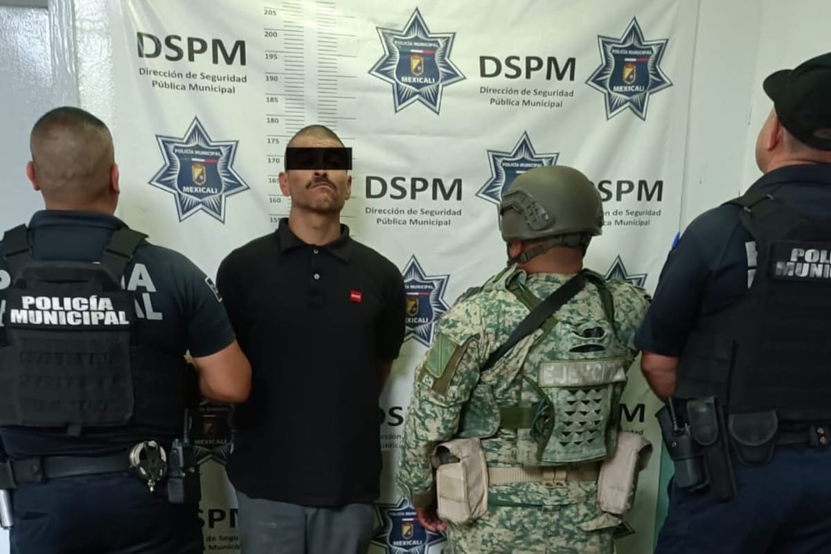 Sorprenden a hombre armado y con 23 dosis de droga frente a antigua estación de policía
