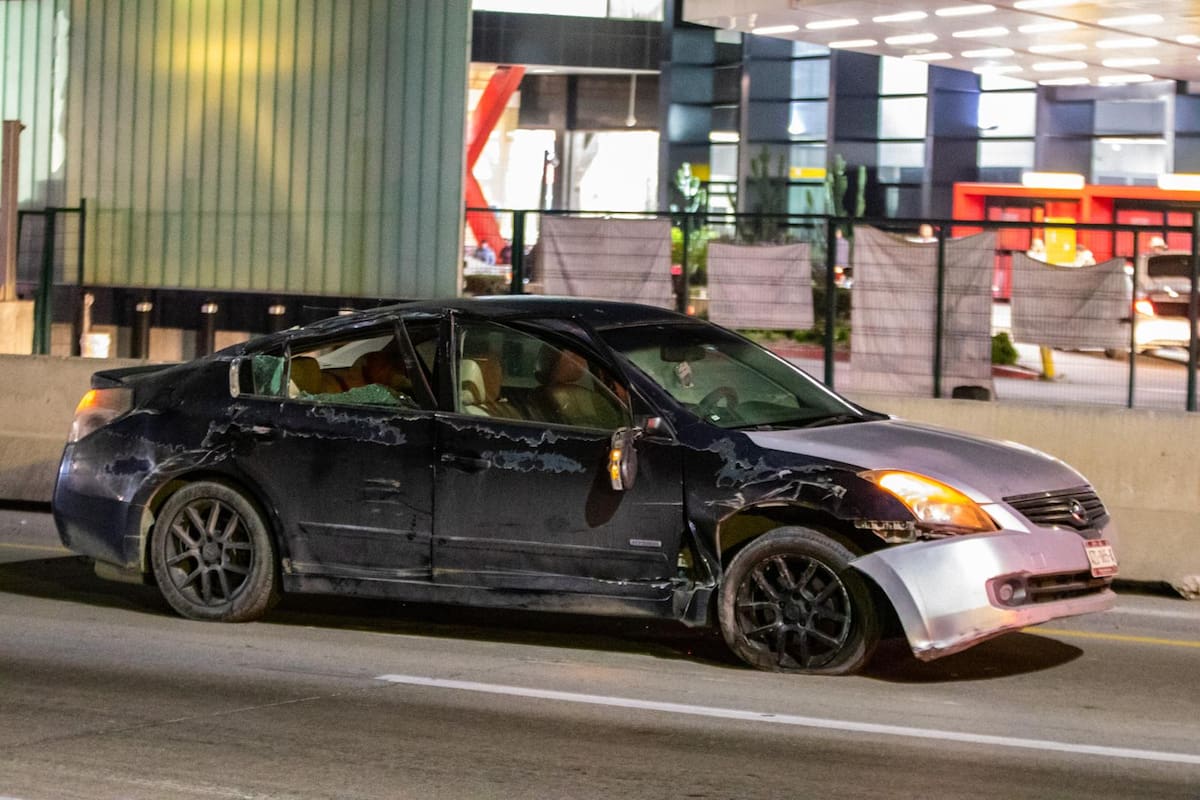 Una camioneta Ford Ranger volcó tras impactar a un Nissan Altima, sin dejar heridos graves y ocasionando tráfico lento en la carretera Aeropuerto. Foto: Border Zoom