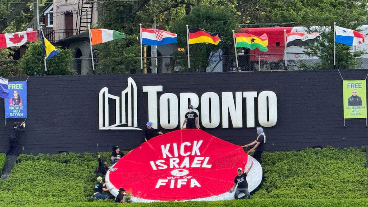 Manifestantes en Toronto acusan a la FIFA de ser cómplice de Israel y exigen su expulsión del futbol internacional