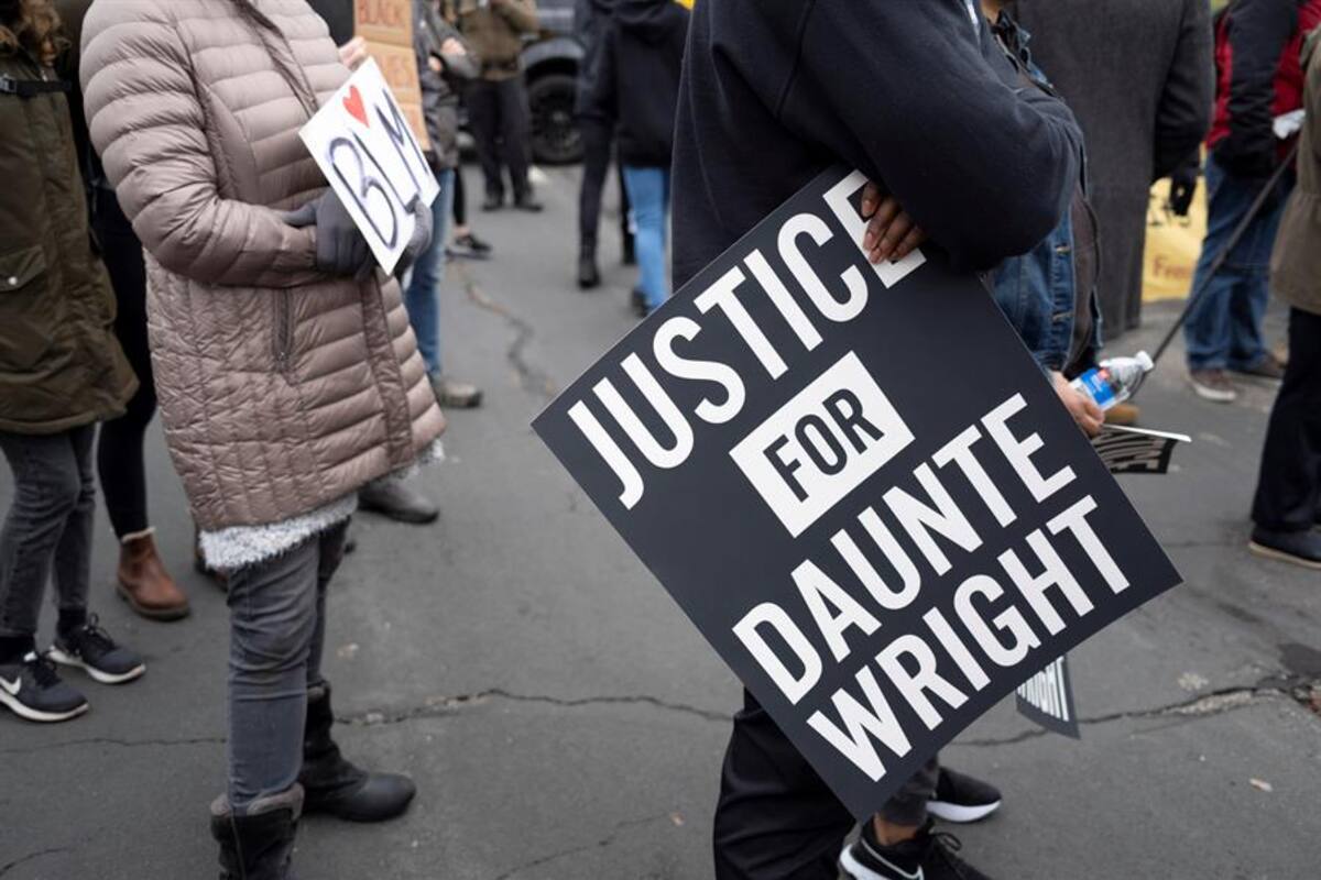 Daunte Wright: La policía que le disparó al joven, acusada de homicidio involuntario