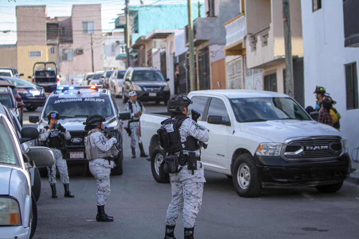 La víctima presentaba una herida de bala en la cabeza; autoridades localizaron indicios balísticos y abrieron una investigación para esclarecer el homicidio y hallar al responsable. Foto: Border Zoom.