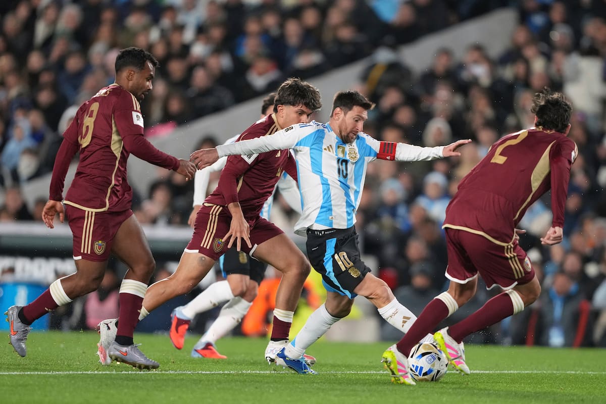 Lionel Messi de Argentina lleva la pelota ante la marca de Cristian Casseres, de Venezuela, a la izquierda, durante el partido por eliminatorias para el Mundial 2026 en el estadio Monumental de Buenos Aires, Argentina, jueves 4 septiembre, 2025. (AP Foto/Natacha Pisarenko)