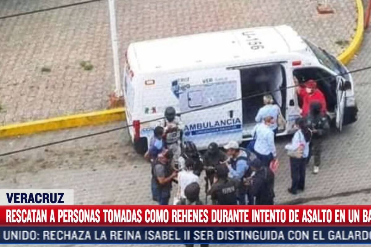 Veracruz: Hombres desatan el caos en banco con explosivo falso y ocho rehenes