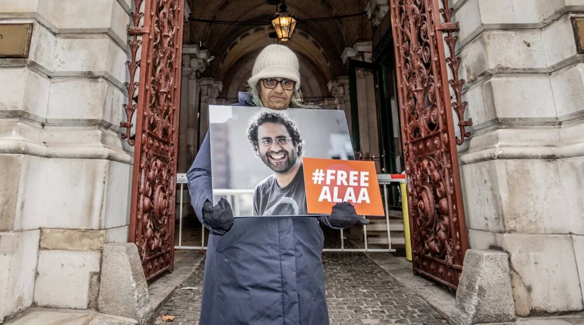 Laila Soueif sostiene una imagen de su hijo, Alaa Abd el-Fattah, frente al Ministerio de Asuntos Exteriores del Reino Unido en Londres, durante el día 78 de su protesta mediante huelga de hambre. / Getty Images.