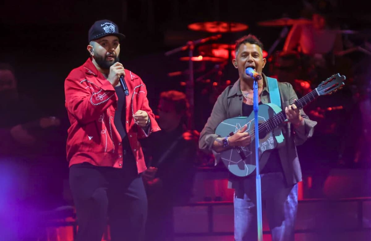 Alejandro Sanz y Carín León emocionaron a La Cura Fest al cantar juntos “El vino de tu boca” en el escenario Tecate Light. | Foto: Eleazar Escobar