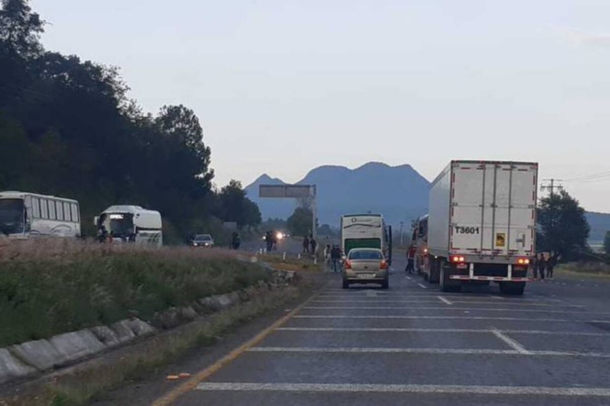 Normalistas de Michoacán se apoderan de autobuses para exigir pago de becas