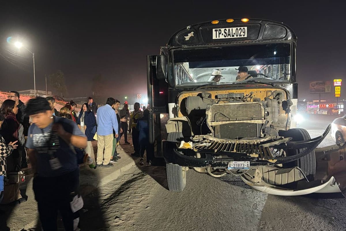 Choque entre camión de personal y tráiler en el bulevar 2000 deja 44 personas revisadas