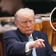 Revocan permiso a bar que daría cerveza si muere Trump